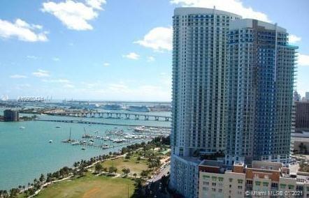 VERY LUMINOUS AND MODERN UNIT 1 BED /1 BATH AT QUANTUM ON THE BAY CONDO WITH AN AMAIZING BAY AND VENETIAN ISLANDS VIEW. CERAMIC TILE THROUGHOUT. LARGE MASTER BATH WITH SPACIOUS WALK-IN CLOSET. OPEN KITCHEN, LIVING AND DINING FLOOR PLAN.
UNIT IS IN EXCELENT CONDITION. STAINLESS STEEL APPLIANCES IN KITCHEN. ONE ASSIGNED COVERED PARKING. EXTENSIVE AMENITIES: SWIMMING POOL, FULL GYM, LOUNGE ROOM, JACUZZI, 24-HOUR FRONT DESK SECURITY SERVICES, VALET PARKING AND MANY BUILDING AMMENITIES INCLUDED.
LOCATED CLOSE TO MARGATE PACE PARK, ART & ENTERTAINMENT DISTRICT, MIDTOWN AND WYNWOOD, AIRPORT, BRICKELL, CORAL GABLES AND SOUTH BEACH.