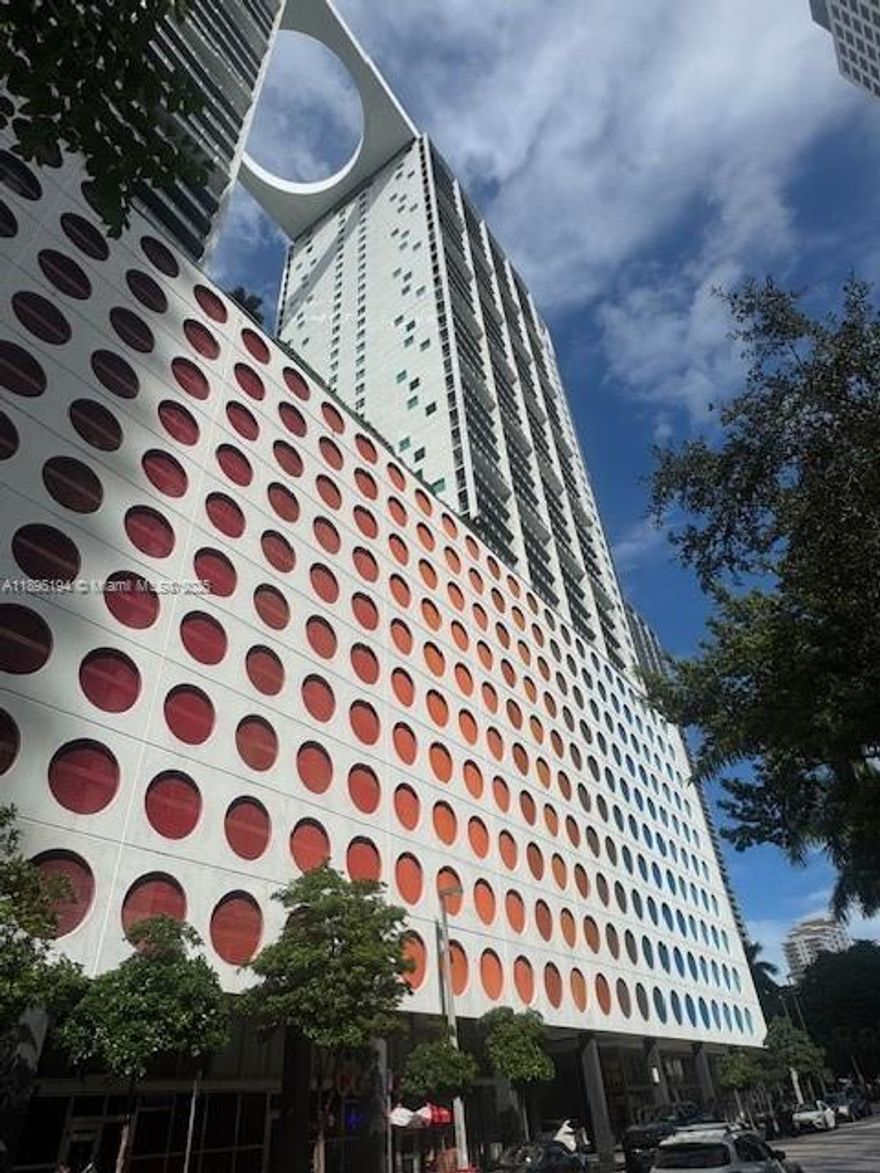 Prime location, steps from the best restaurants, shops, and entertainment options. Spacious and bright two-bedroom apartment on the PRIME Brickell 500 East Tower, featuring a first-class CORNER layout and attractive split-level floorplan.
Enjoy top-notch amenities such as a rooftop pool and sundeck, state-of-the-art fitness center, two residents' lounges, a spa with a heated pool, on-site management, guest valet parking, and much more.