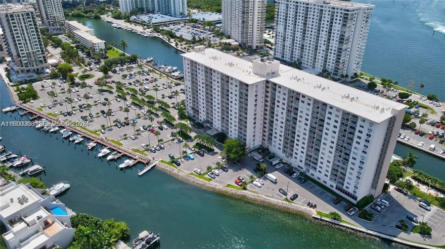 Ideal for investors! Unit already rented! 1/1 unit with a gorgeous view of the intracoastal bay. Secure building in a gated community with beauty salon, cafe, exercise room, convenience store, pool, etc. Very close to the beach.