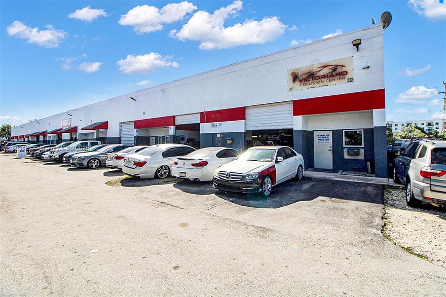 Excellent opportunity to rent a 4434 sq ft empty warehouse with a 12-foot ceiling height. Several parking spaces available, close to the Palmetto and Florida Turnpike off-ramps. Three-phase power, 220V and 110V available.