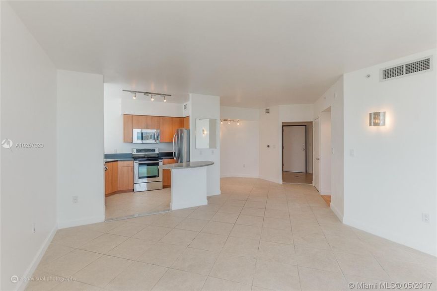 Waverly high floor, corner unit must see the ocean and bay views, filled with natural light, split plan, large private balcony fresh new paint and window treatment, tile floors throughout and bamboo wood in the bedrooms, full-size washer and dryer. Waverly is a full-service, waterfront property, located only four blocks to world famous Lincoln Road, west ave shops, and restaurants. Waverly offers 24-hour valet , front desk, bay front pool, BBQ, bay view fitness center, and much more