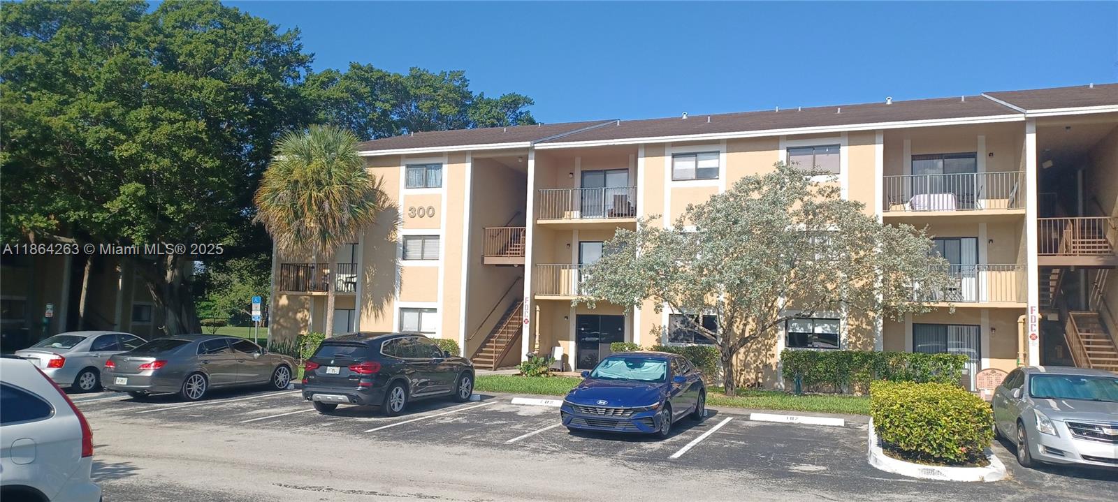 Spacious and updated 1-bedroom, 1-bathroom condo with in-unit laundry, situated on the first floor. The community offers plenty of amenities, and HOA approval is quick and simple. Conveniently located near shopping plazas and major roadways.