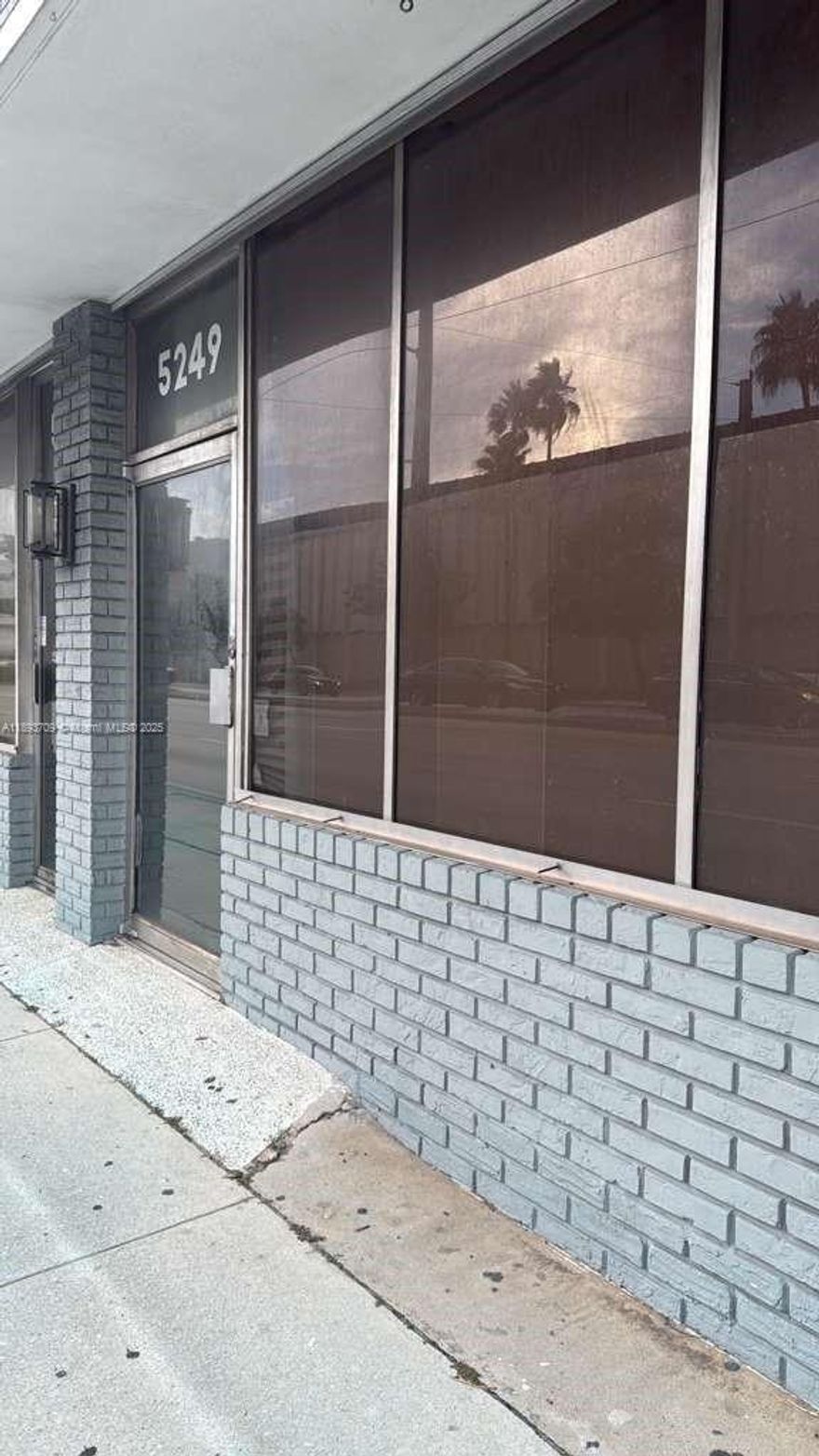 Explore a promising opportunity in Miami Springs! This 667-square-foot space boasts immense potential thanks
to its prime location in a high-traffic, high-visibility area. Positioned near Miami International Airport, it offers a
strategic location surrounded by IHOP, hotels, gas stations, and popular fast-food chains. Reach out to us for
more details!