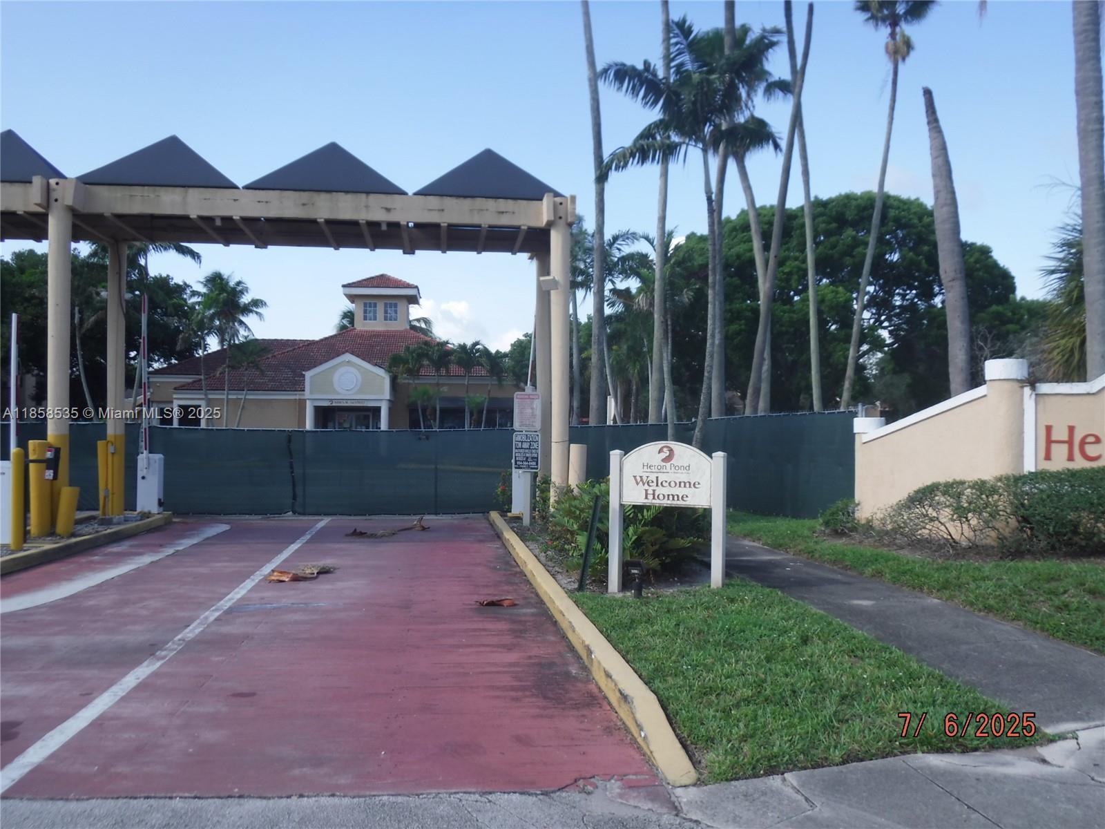 Spacious 2-bedroom, 2-bath condo located in the heart of Pembroke Pines. Conveniently situated near shopping centers, top-rated schools, Hard Rock Stadium, and major highways offering easy access to everything you need.