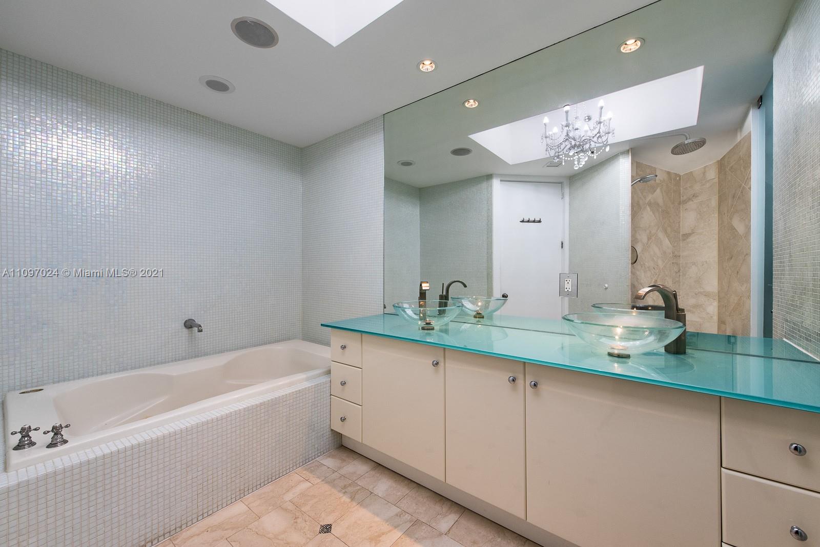 CONTINUUM ON SOUTH BEACH - Residential