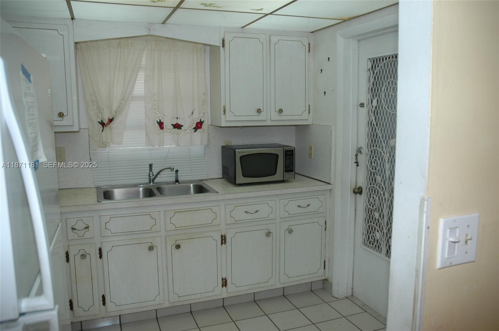 BEVERLY HILLS CONDO NUMBE - Residential