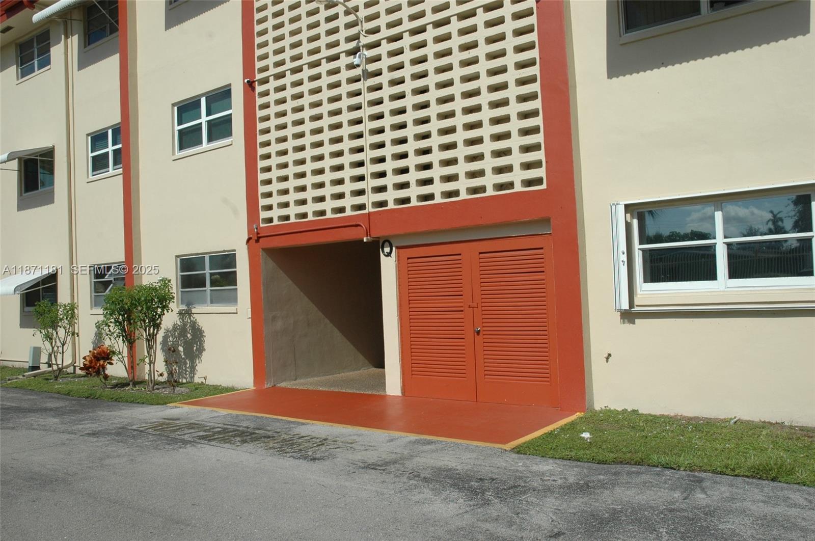 BEVERLY HILLS CONDO NUMBE - Residential