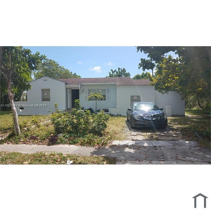 One story house, large 13,000 sq ft lot, tile and wood floors, East of Dixie Hwy- Railroad, walking distance to downtown, washer dryer inside, central AC. NO HOA.  Accepting HOLLYWOOD vouchers, and any other housing voucher, except BROWARD COUNTY (BCHA) housing.

Please see showing time to get combo. No appointments needed. If section 8, only move in requirements are 1 month of deposit, active voucher and background check.