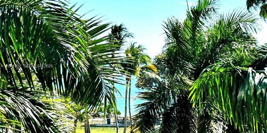 Experience luxury living at Aria on the Bay with top-tier amenities: pool, gym, spa, sauna, steam room, theater, pool table, and kids’ area. Modern building in a prime Mid/Downtown Miami location, close to everything you love. Enjoy a spacious balcony with stunning views—and a rare advantage: assigned parking on the same floor as your unit, offering unmatched convenience, easy access, and true day-to-day comfort.