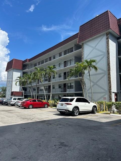 COMFORTABLE & BRIGHT 1 BED/ 1 BATH UNIT 3RD FLOOR. TILE FLOORING THROUGHOUT, HAS 1 ASSIGNED PARKING SPACE, POOL & LAUNDRY FACILITY PER FLOOR. HOA COVERS WATER. CENTRALLY LOCATED.