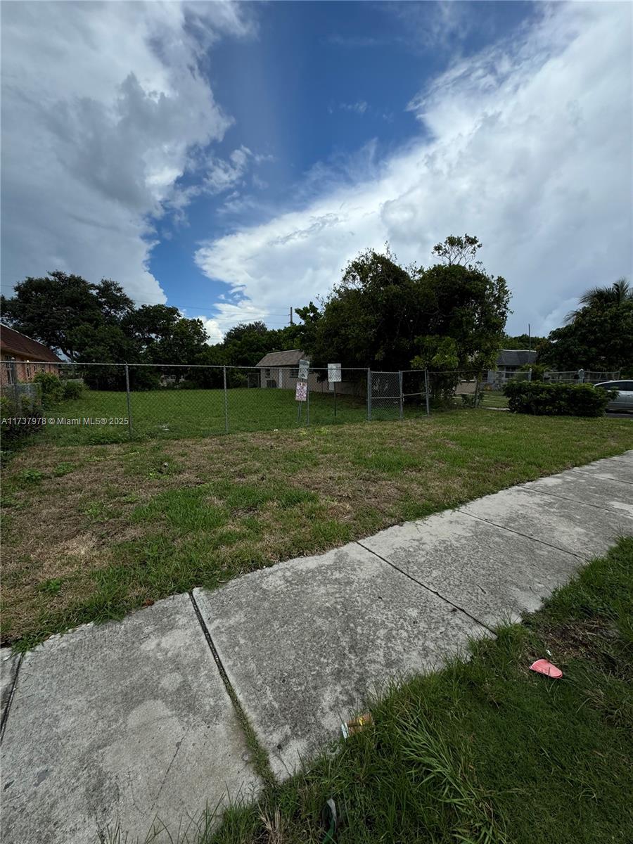 1615 NW 8th Ave