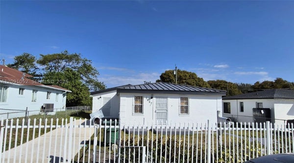 1827 NW 74TH TER # 2, MIAMI, FL 33147 - Image d1663f6e81a0e5cbf6355c6b5ff62944/3677667445