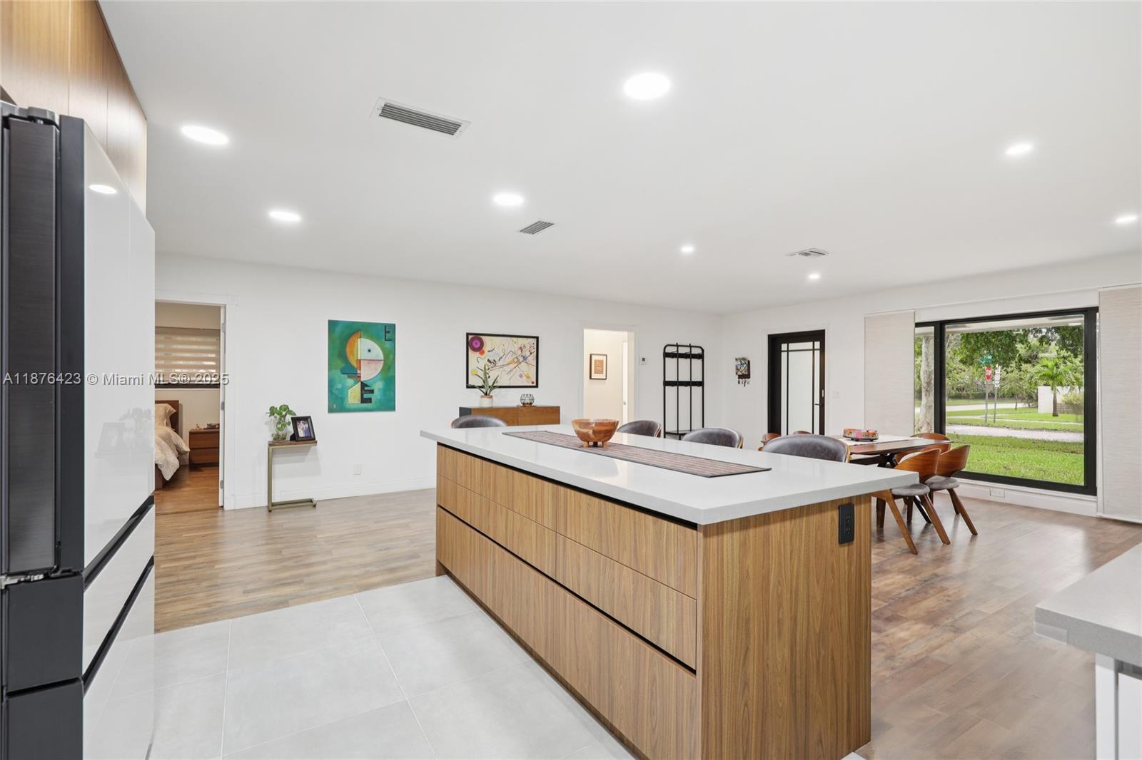 HOLLYWOOD HILLS - Residential