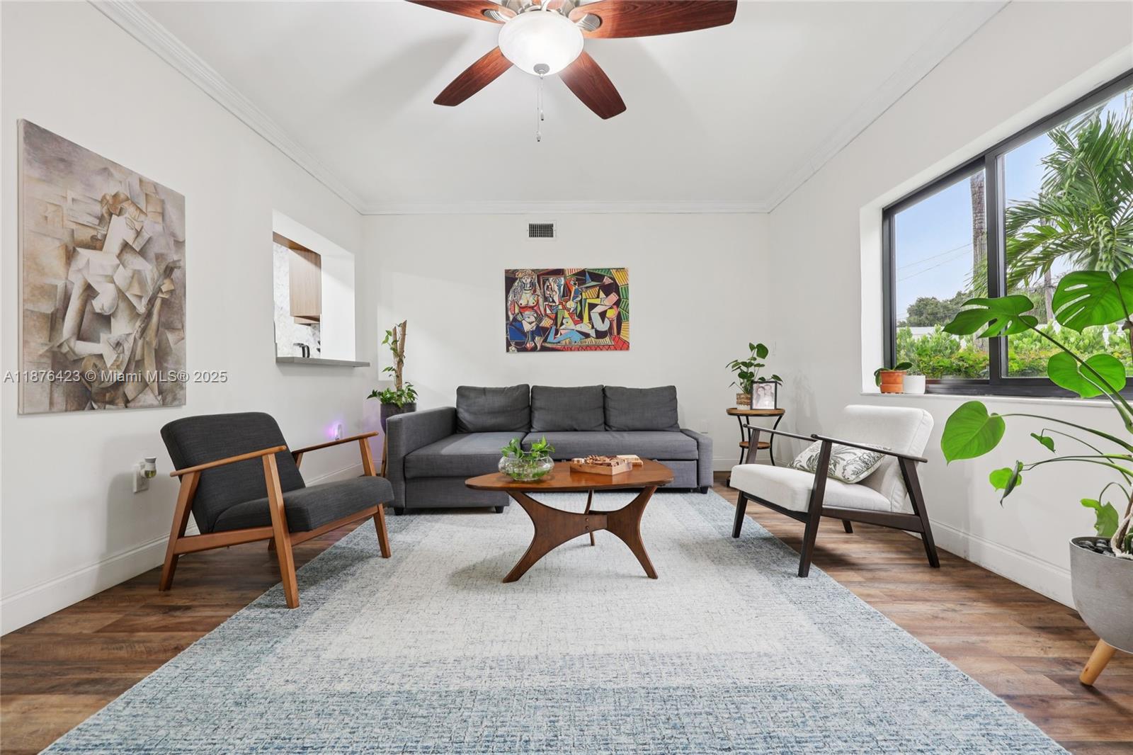 HOLLYWOOD HILLS - Residential