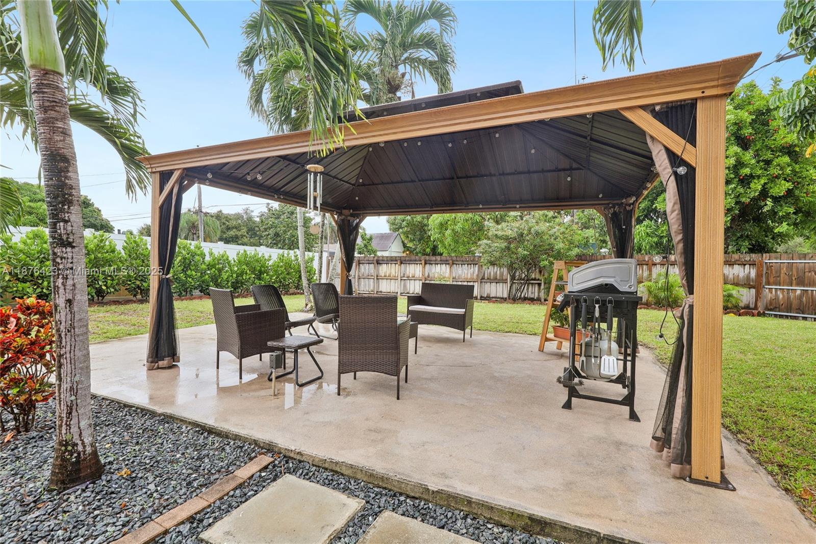 HOLLYWOOD HILLS - Residential