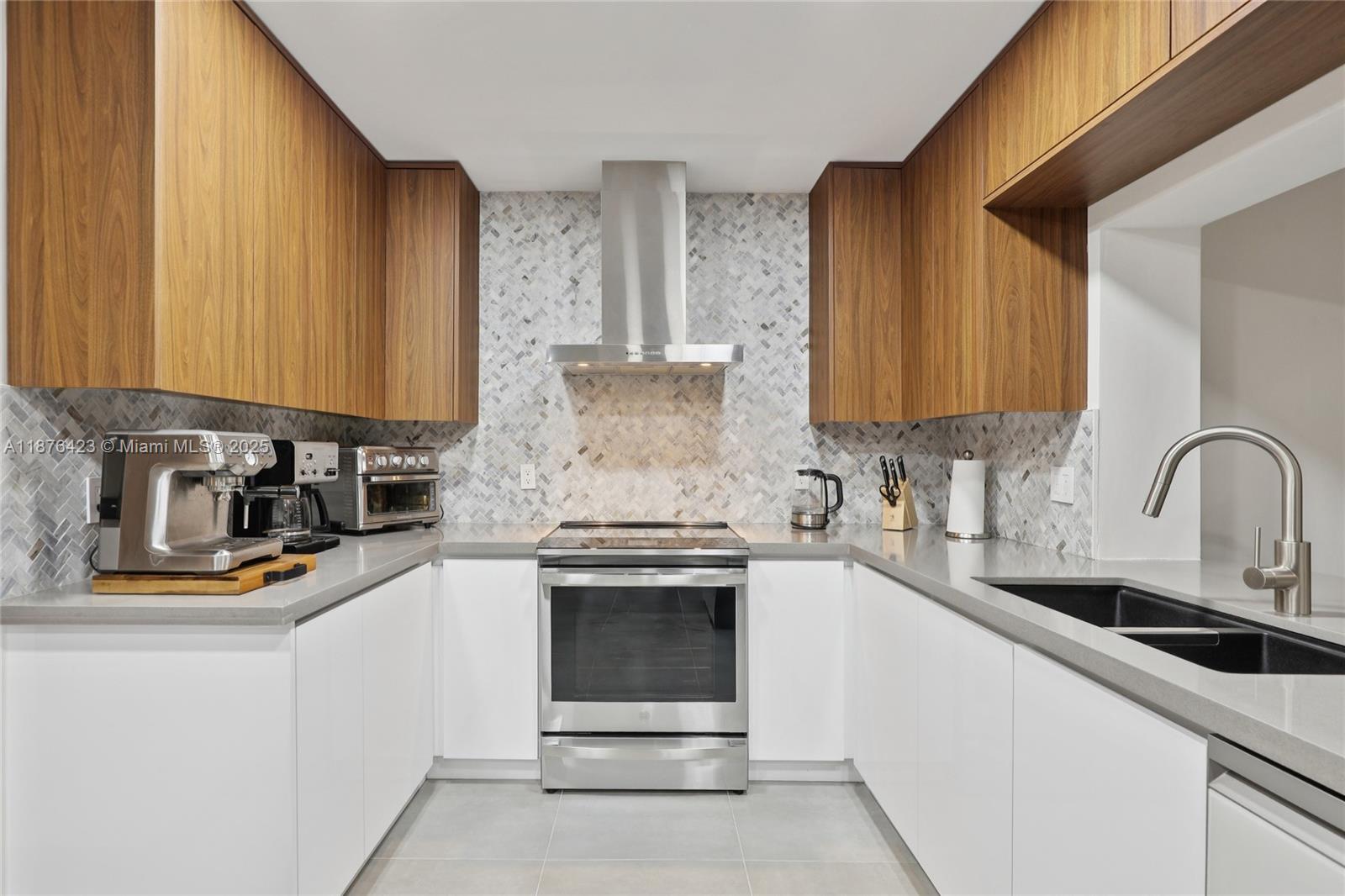 HOLLYWOOD HILLS - Residential