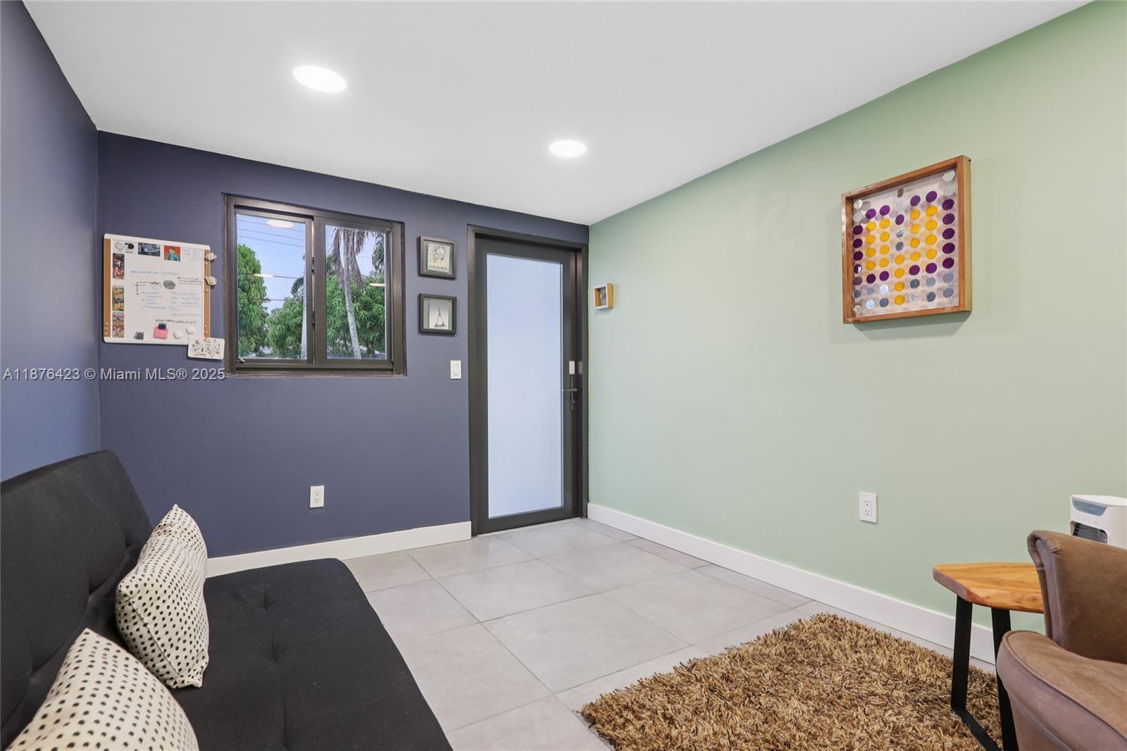 HOLLYWOOD HILLS - Residential