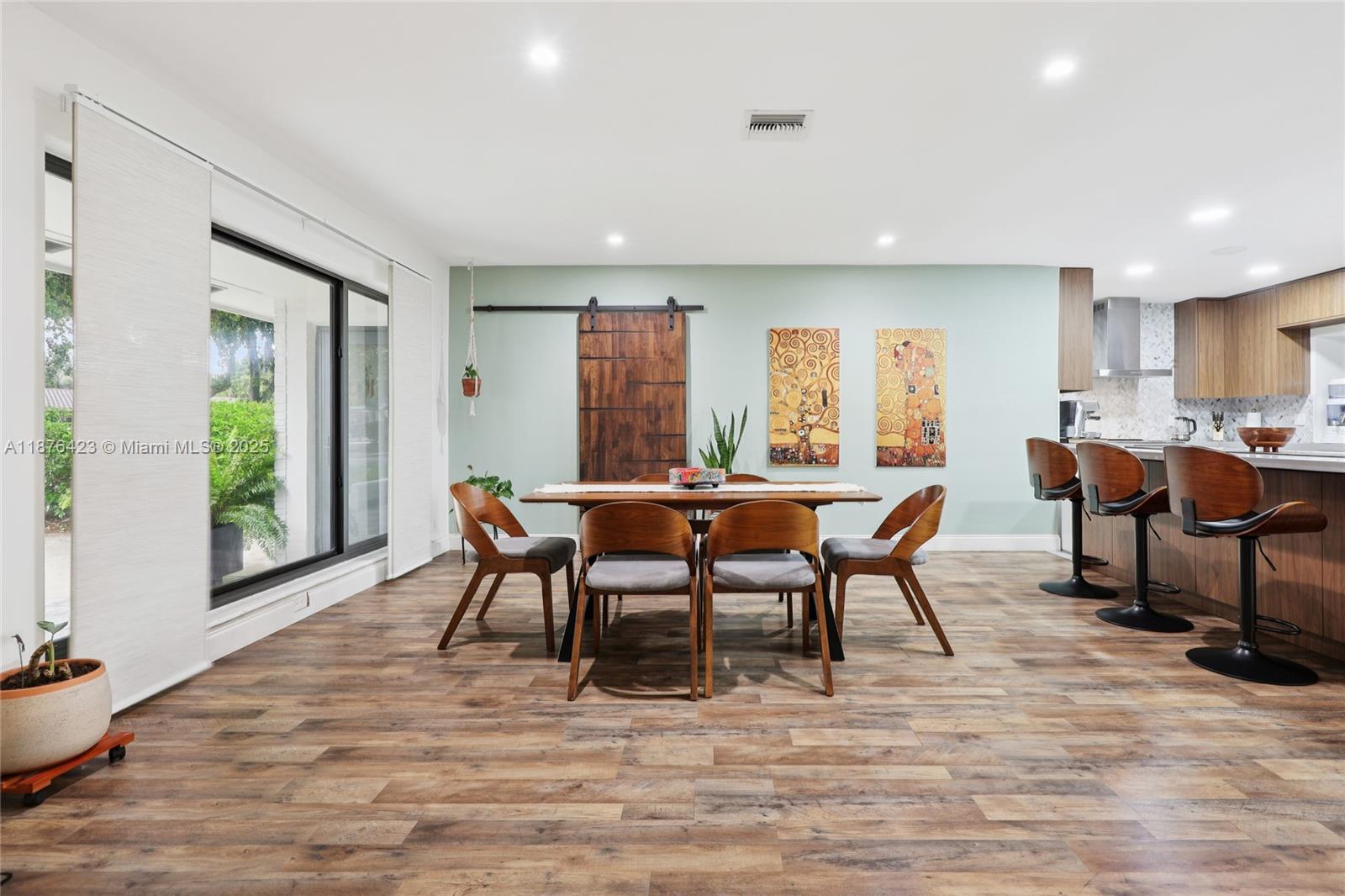 HOLLYWOOD HILLS - Residential