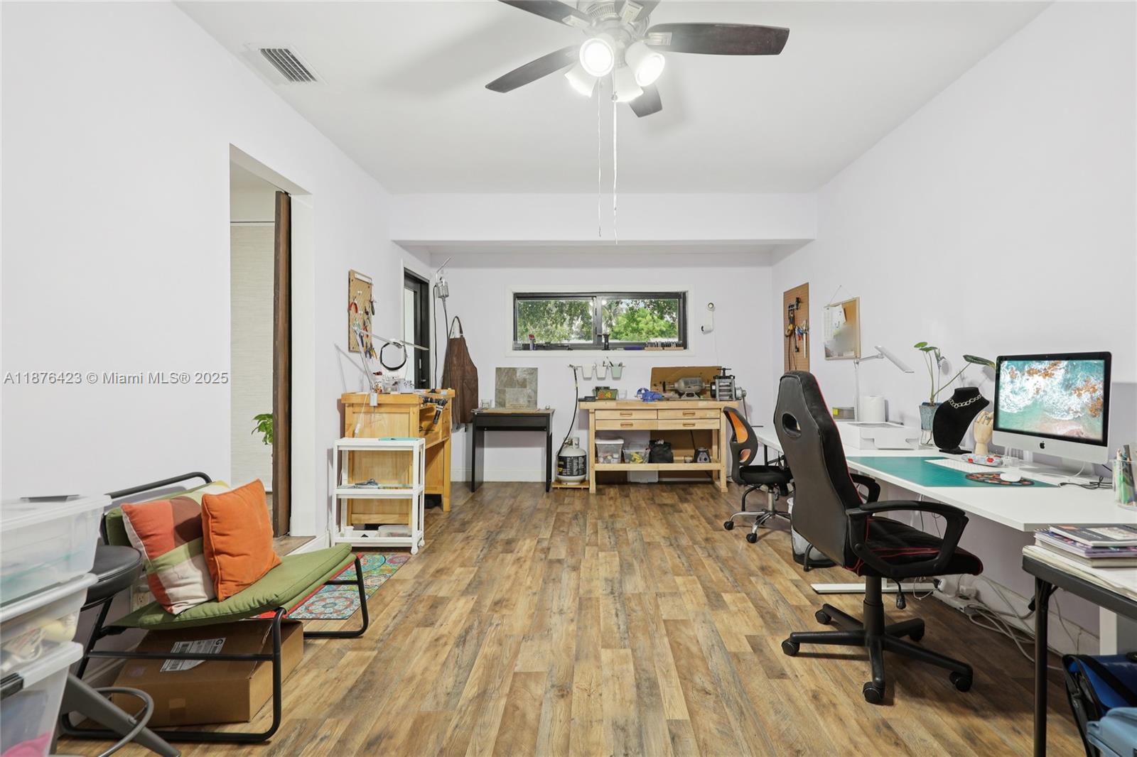 HOLLYWOOD HILLS - Residential