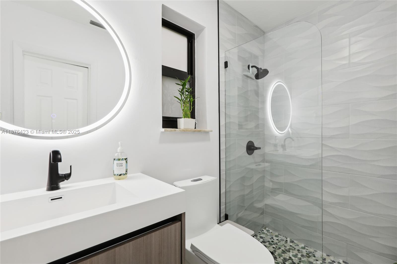 HOLLYWOOD HILLS - Residential