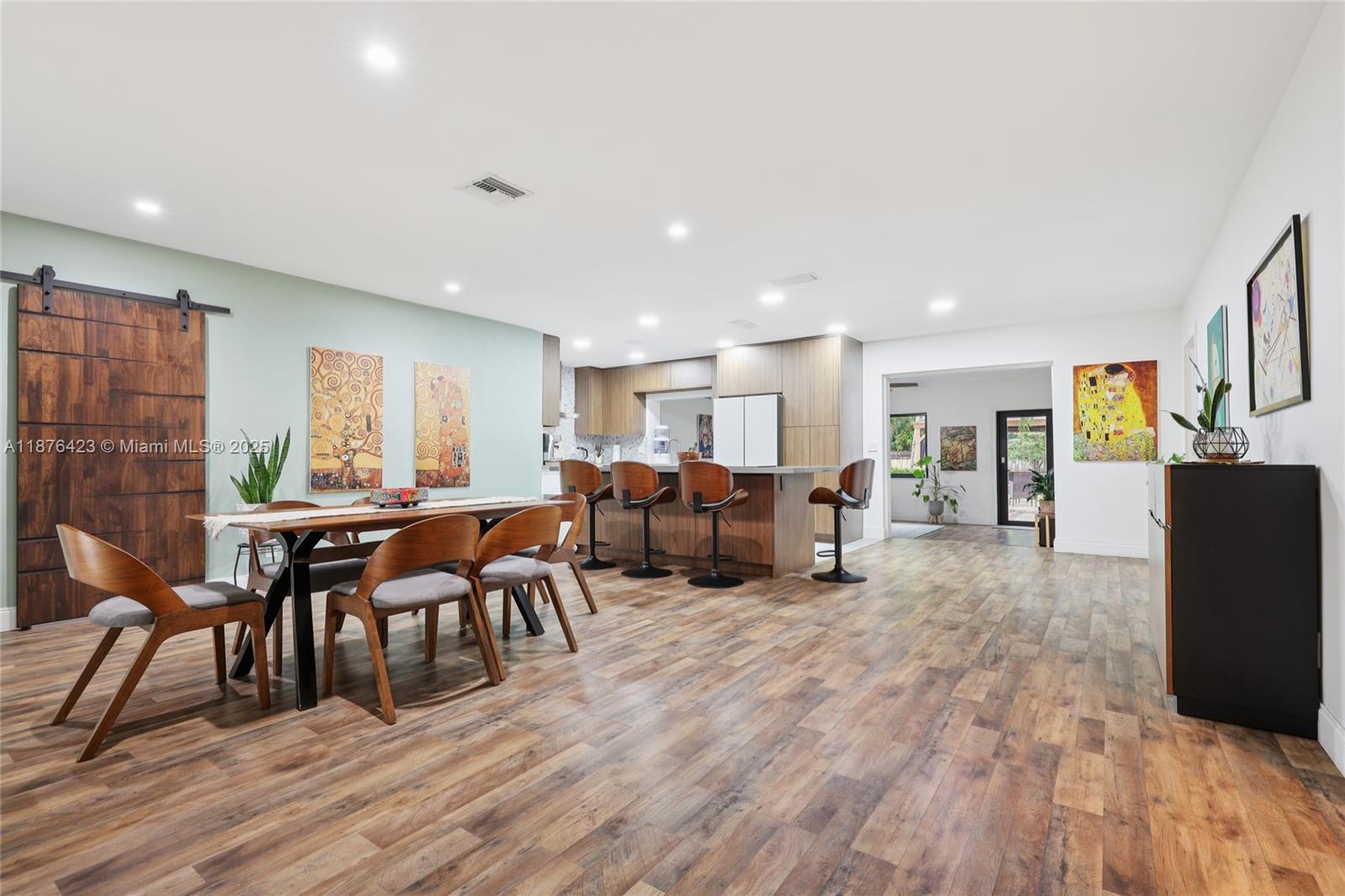 HOLLYWOOD HILLS - Residential