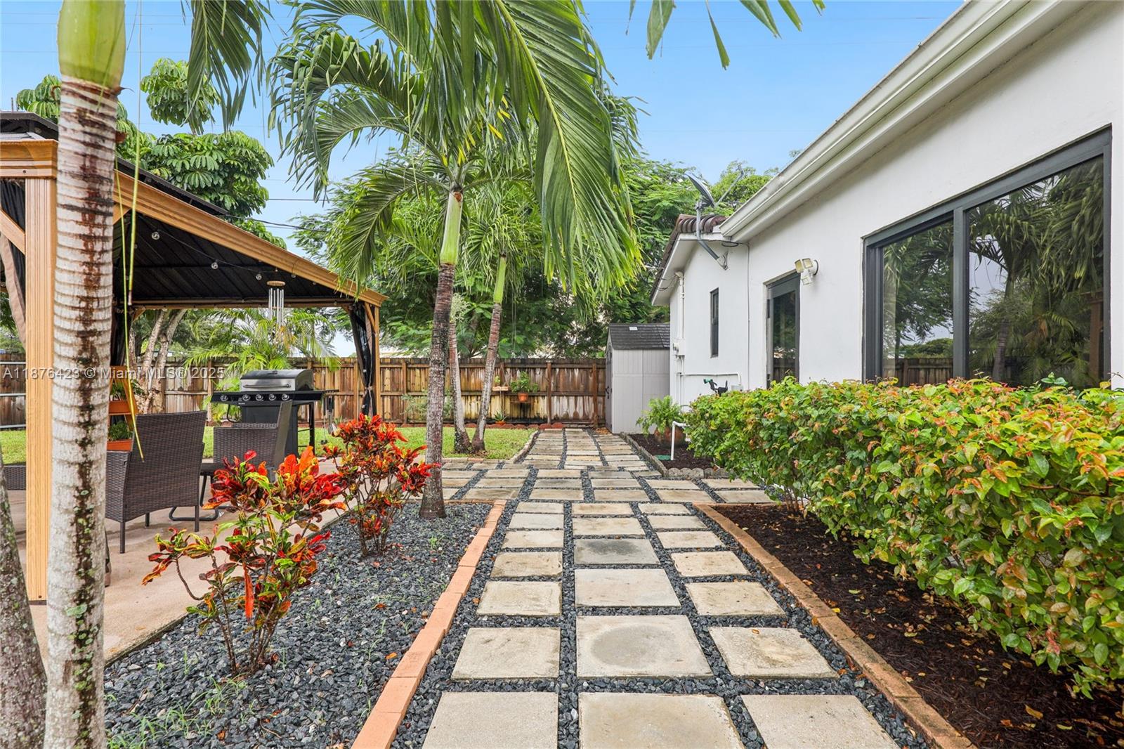 HOLLYWOOD HILLS - Residential