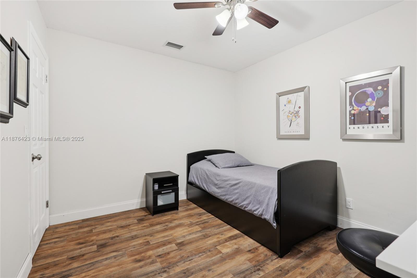 HOLLYWOOD HILLS - Residential