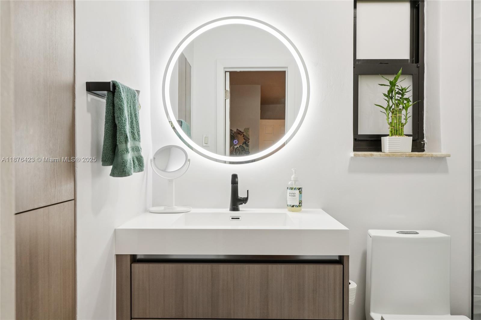 HOLLYWOOD HILLS - Residential