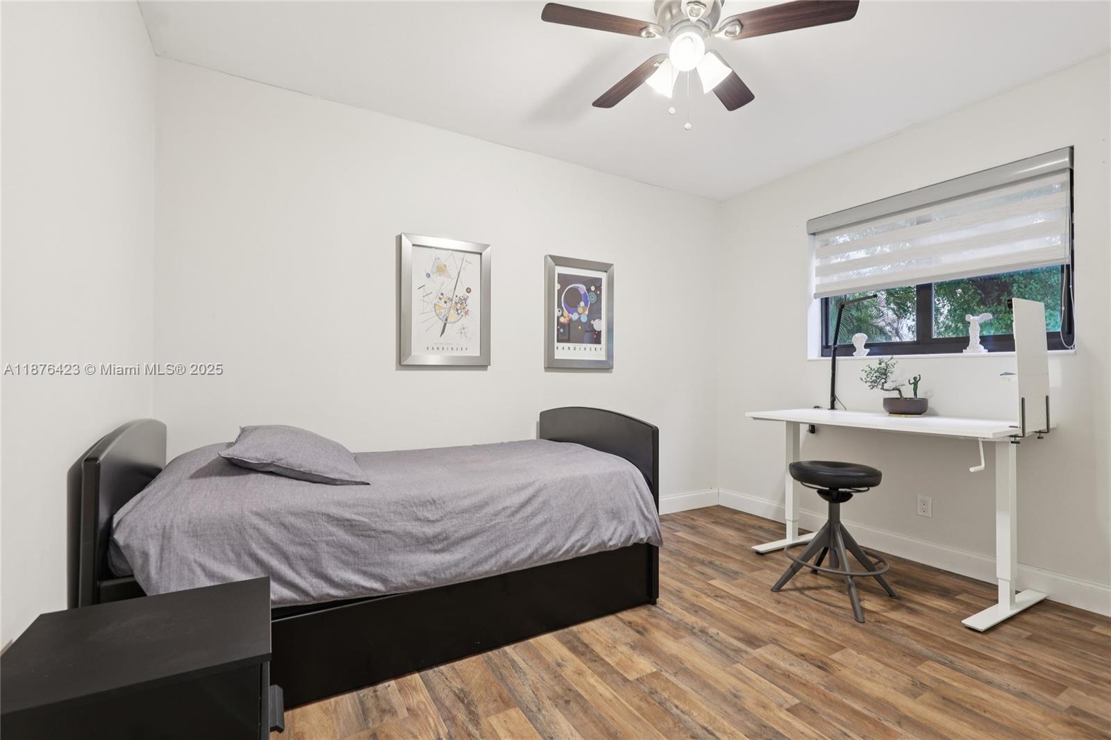 HOLLYWOOD HILLS - Residential