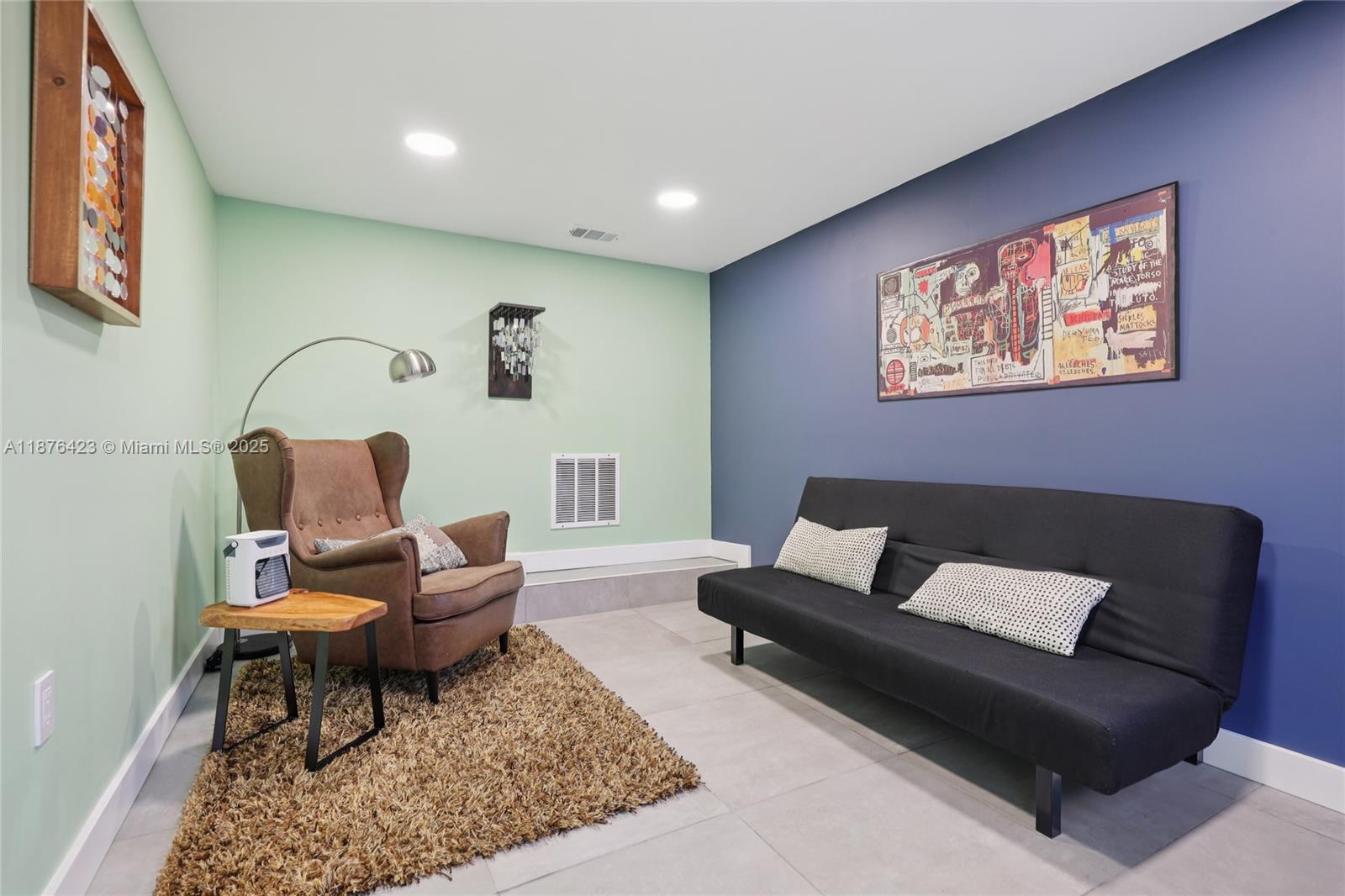 HOLLYWOOD HILLS - Residential