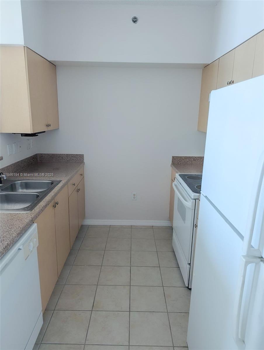 616 Clearwater Park Rd 1003, West Palm Beach, FL, 33401/$245,000 4 616 Clearwater Park Rd 1003