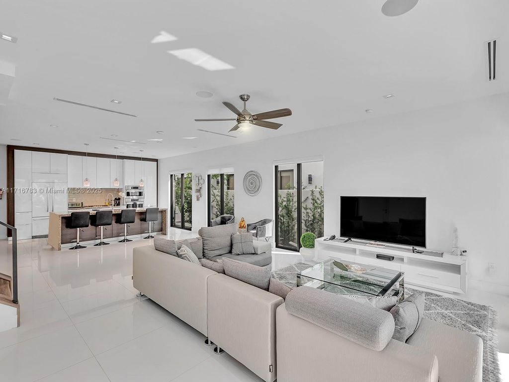 Photo of 1512 SE 1st St, Fort Lauderdale, FL 33301 (MLS # A11716783)