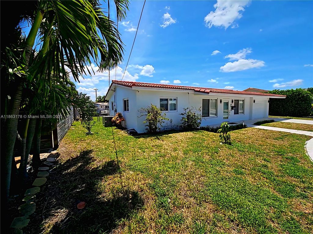 Photo of 1430 NE 53rd Ct, Fort Lauderdale, FL 33334 (MLS # A11863178)