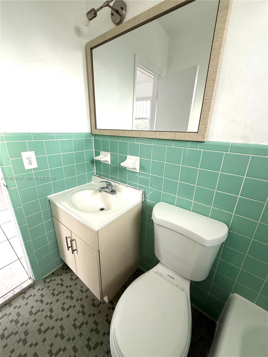 N MIAMI ESTATES - Residential Lease