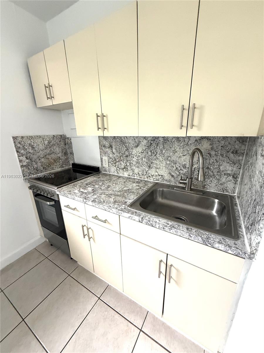 N MIAMI ESTATES - Residential Lease