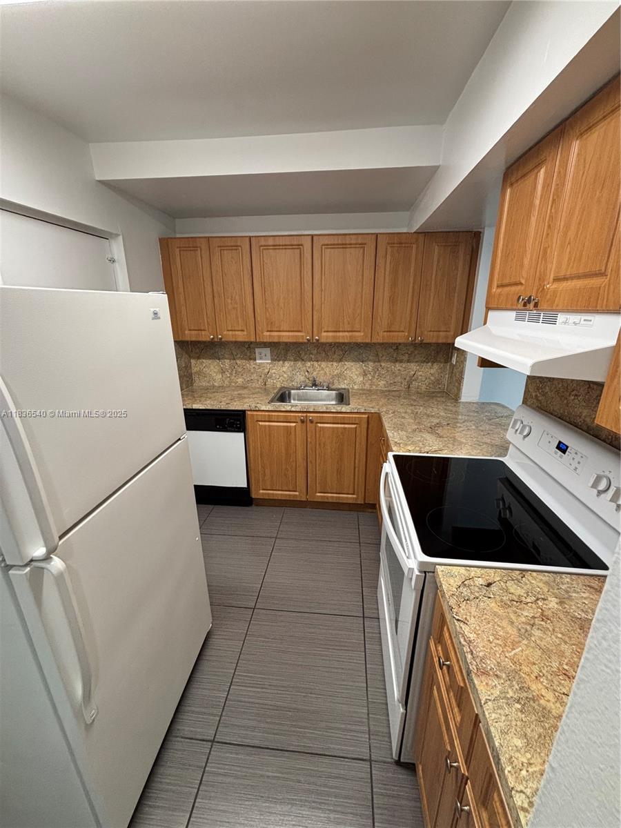 First Month Free! 1/1 Cutler Bay Area right off US1 and exit 13. Quick Approval Process. Includes internet, water, and cable. Central A/C. Within the complex we have 3 community pools, park for kids, convenience store/cafeteria and exercise facility. Laundry Center withing building. Comes with 2 parking spots.