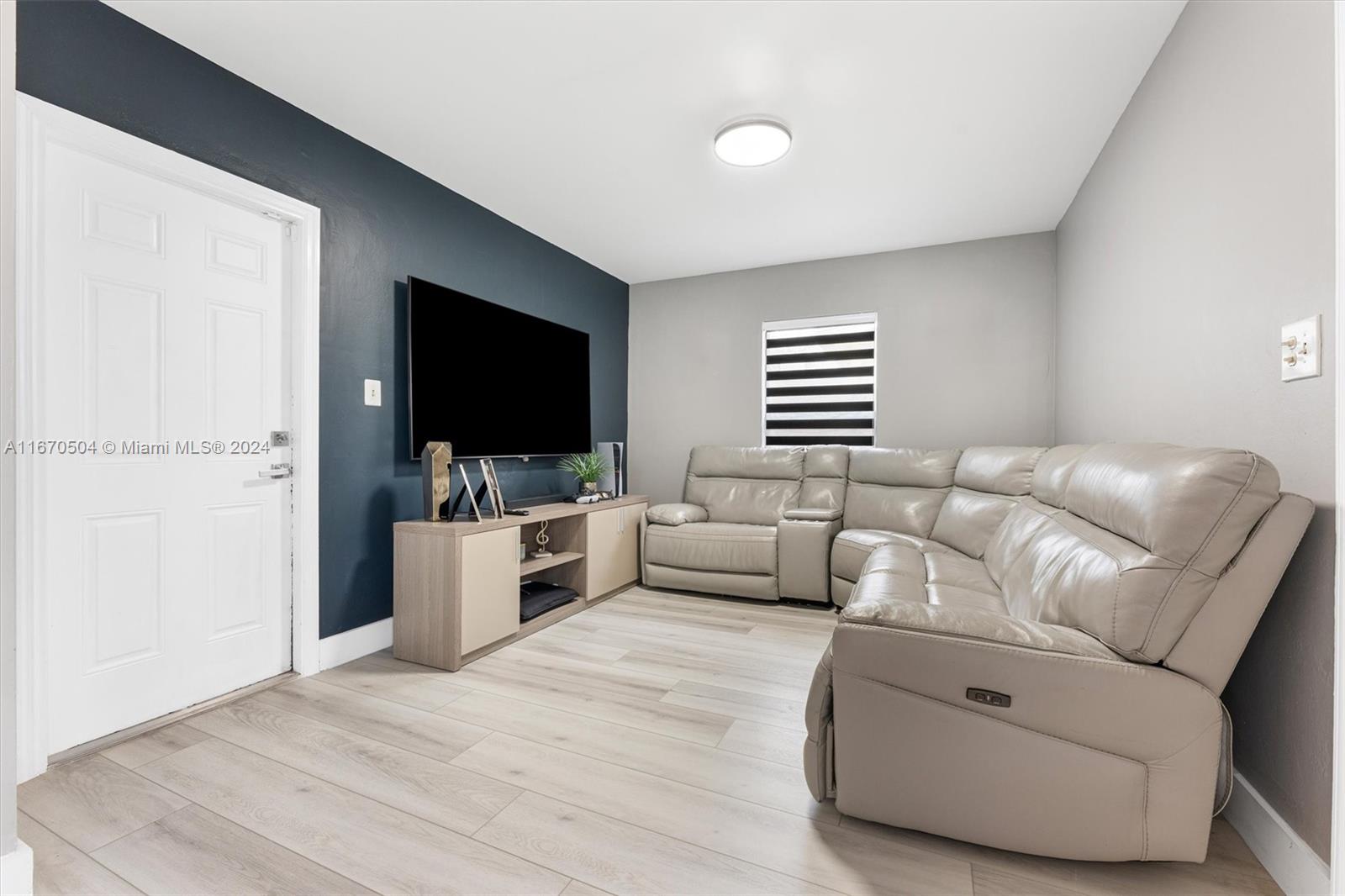 BREEZYWAY MANOR SECOND AD - Residential