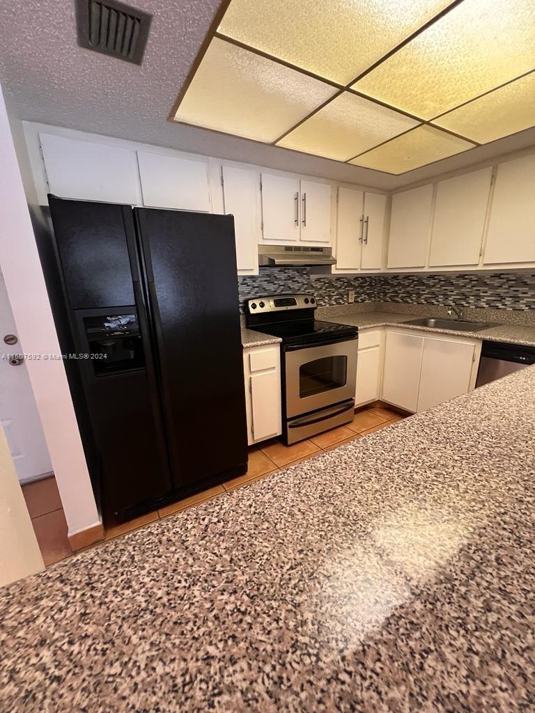 SPACIOUS 1 BEDROOM 1.5 BATH AT INVERWOOD IN INVERRARY. VERY TASTEFULLY DONE IN DECORATOR COLORS. WASHER AND DRYER IN THE UNIT. COMMUNITY WITH COMMUNITY POOL AND CLUB HOUSE. WATER, CABLE, TRASH AND SEWER INCLUDED IN THE RENT. ASSOCIATION REQUIRES 700 CREDIT SCORE! USE SHOWING ASSIST