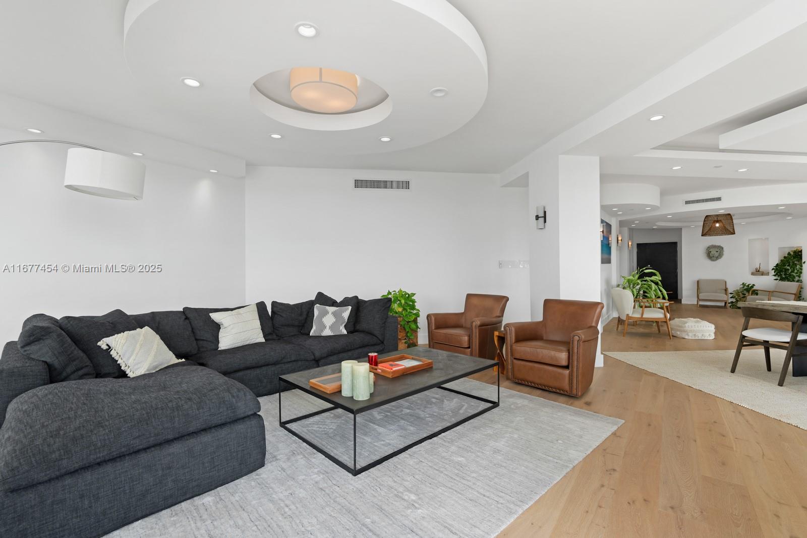 THE VISTAS CONDO - Residential