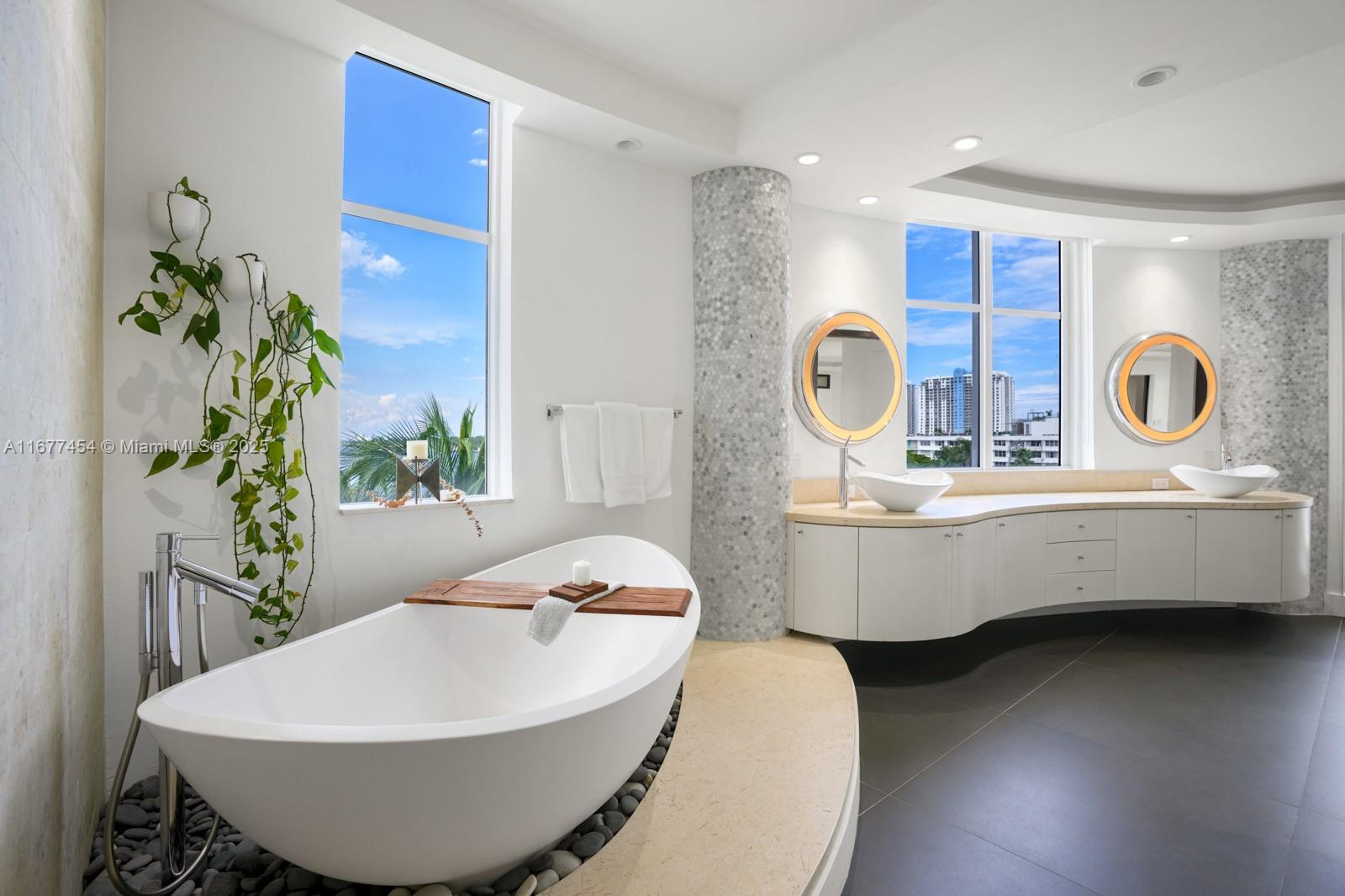 THE VISTAS CONDO - Residential