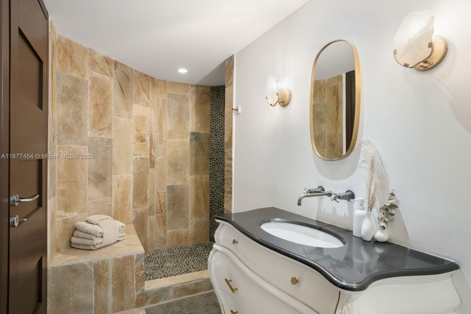 THE VISTAS CONDO - Residential
