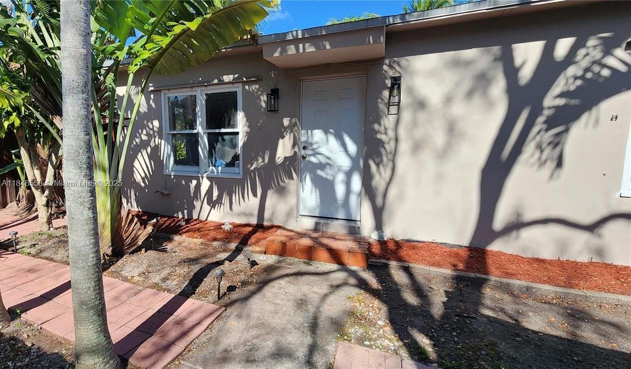 Lovely cozy studio with a kitchenette separated from the bedroom like a 1bed/1bath style. In the prime area of Hollywood minutes away from hard rock casino and turnpike. Ready for new tenant with a lot of parking space