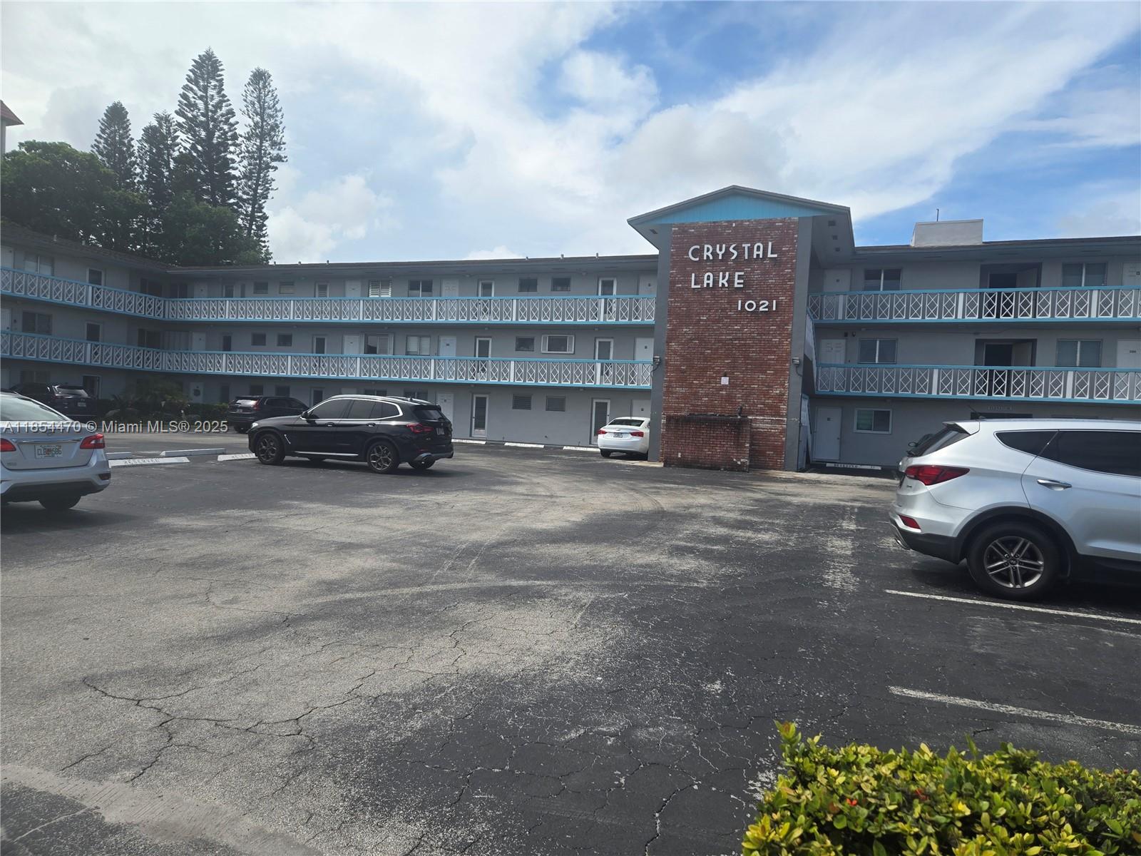 STEP IN TO THIS COZY ONE BEDROOM CONDO IN CRYSTAL LAKE OF POMPANO BEACH. FULLY FURNISHED FOR YOUR CONVENIENCE, POOL AND LAUNDRY ROOM. MINUTES TO SHOPPING PLAZAS, BEACHES, I95 AND THE TURNPIKE.