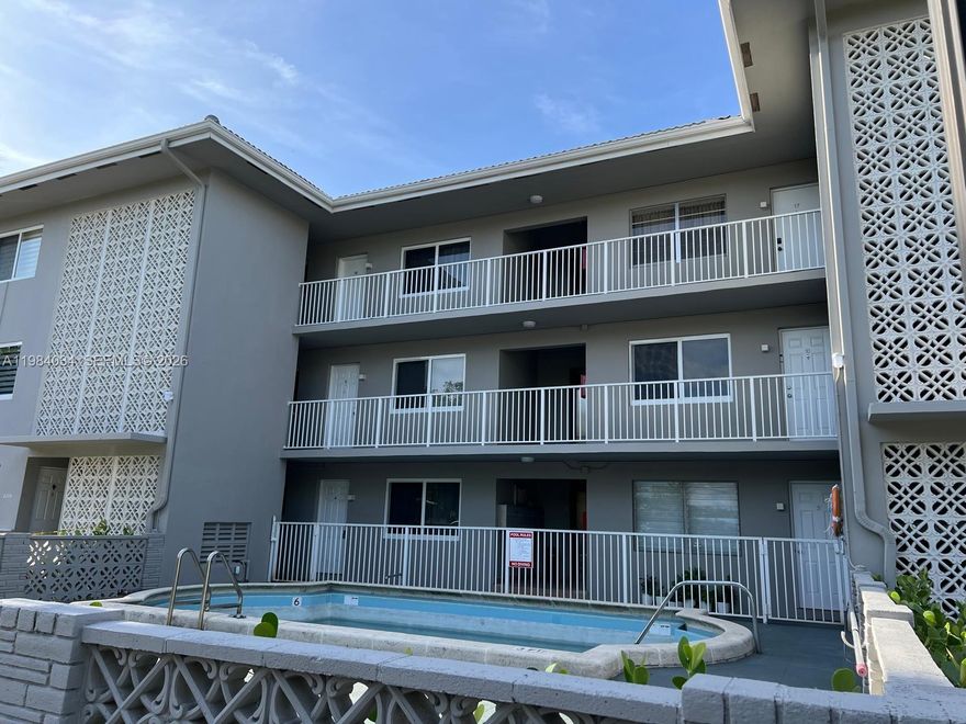 Very nice 1 Bedroom /1 Bathroom unit, centrally located with excellent exits to I-95, US1, supermarkets, restaurants and public transportations. Assigned parking space. Swimming Pool. The building has common laundry room & elevator. Unit is ready to move in. Excellent Location!