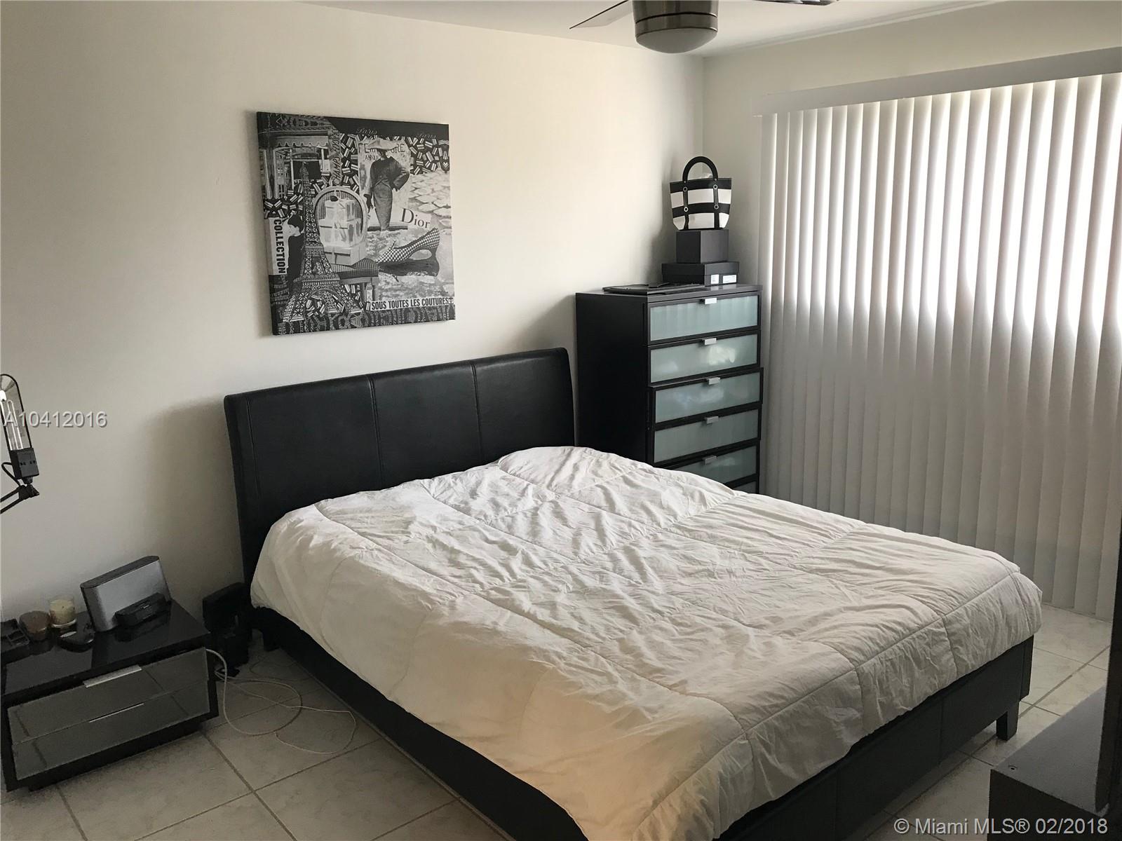 LAKEVIEW AT HAMMOCKS COND - Residential