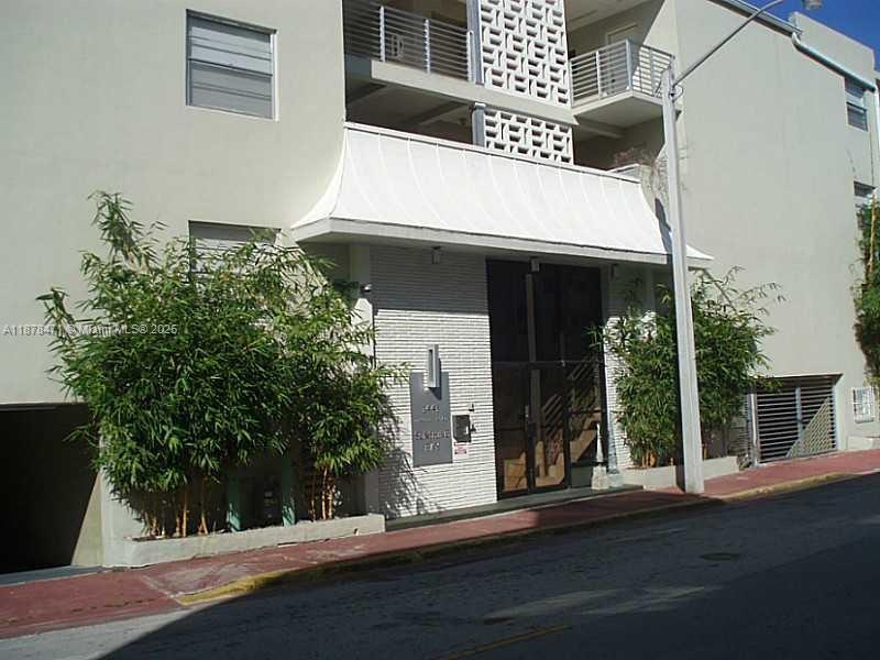 Studio Apartment in the heart of South Beach !!!Enjoy Miami Lifestyle!! Remodeled Kitchen and bathroom. Has a ceramic floor for all the apartments !!!Huge and beautiful pool !!Perfect opportunity Short Walk to Sunset Harbour, Supermarkets & weekly farmer's market. Enjoy all the entertainment that Lincoln Road offers 2 blocks away. Travel Miami Beach on free trolley and never worry about parking. An ideal location in a quiet bayfront corner of the Beach!!!!!