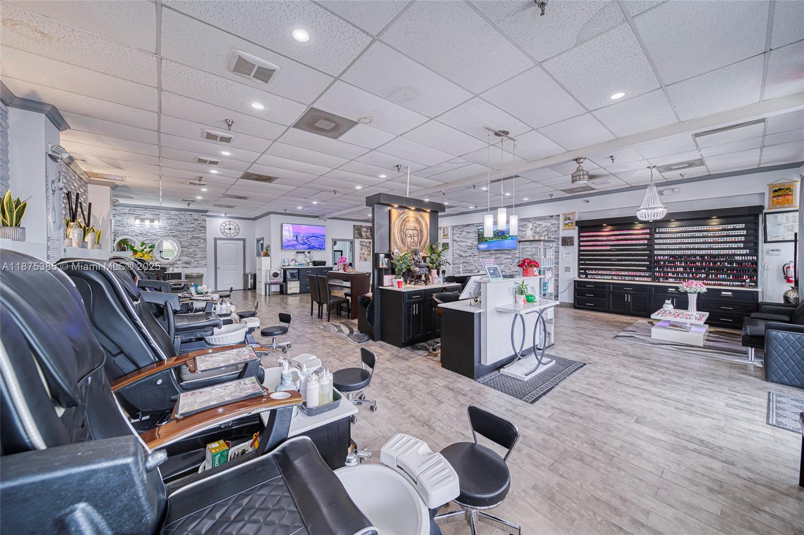 This turnkey nail salon, conveniently located in a plaza next to Publix, Walgreens, Burlington, Big Lots, and a gym, offers an excellent business opportunity. Don't miss this opportunity to own a thriving nail salon in a high-traffic location! Contact us for more details and to schedule a visit.