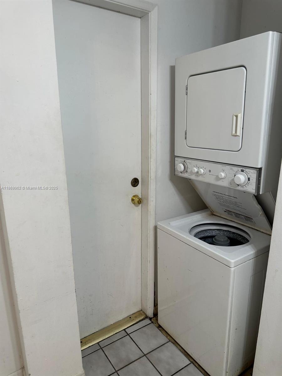HIGHLANDS AT KENDALL LKS - Residential Lease