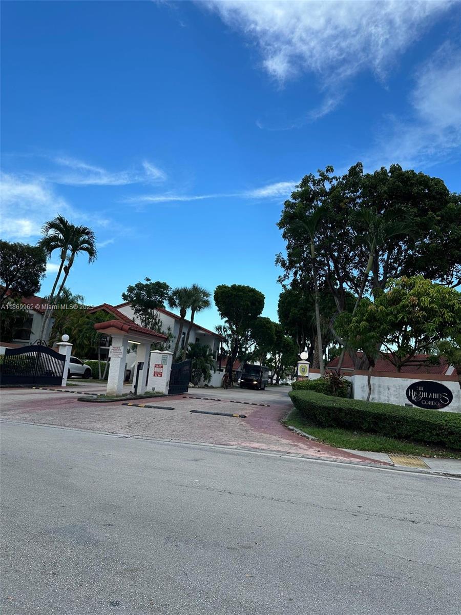 Beautiful Property at Sunset. Perfect 2-bedroom, 2-bathroom unit with a lovely green lawn view. Appliances including washer and dryer, and is located in a gated community with a pool, play area, and more. Conveniently close to schools, shopping centers, and public transportation.