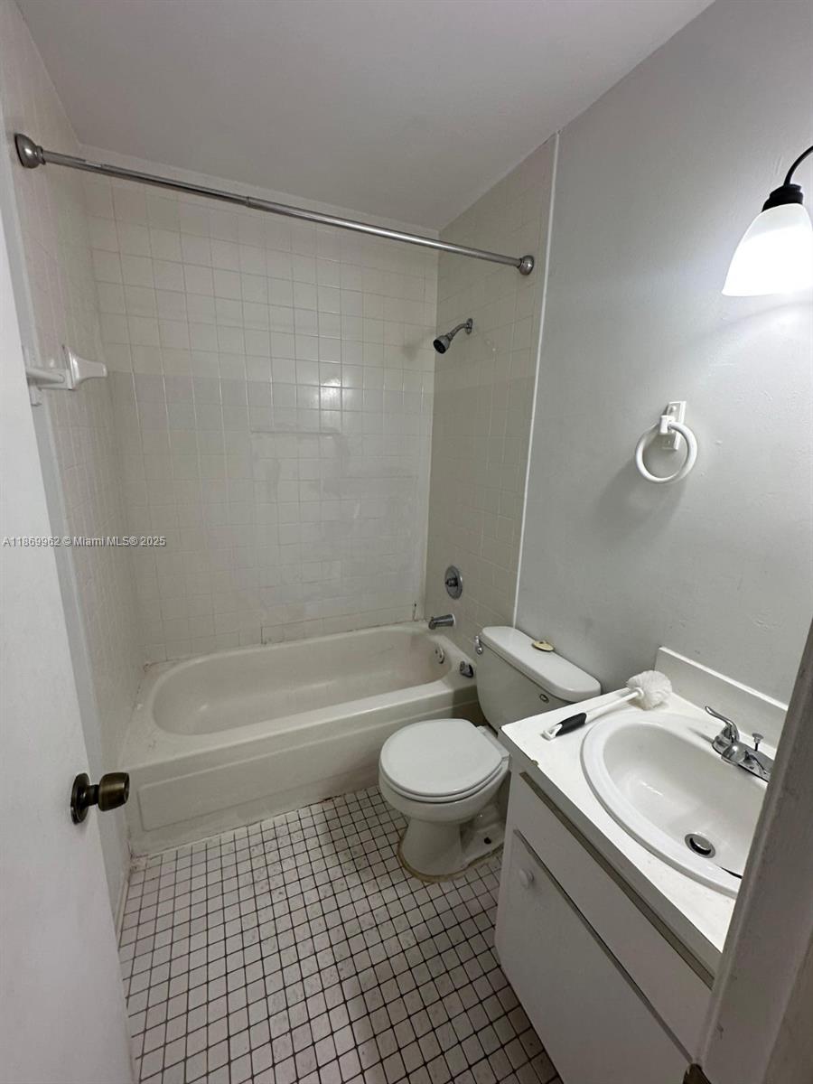 HIGHLANDS AT KENDALL LKS - Residential Lease